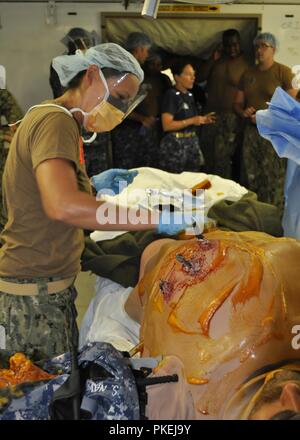 CAMP PENDELTON, California (25 luglio 2018) - Lt. Selach Roanhorse prepara una simulazione di incidente per la chirurgia durante un medico Expeditionary Facility (EMF) corso di formazione del Naval Expeditionary Medical Training Institute (NEMTI). EMF è la marina più grande basate a terra piattaforma medica, che soddisfa il requisito di istituire, gestire e mantenere una struttura medica all' estero che rimane facilmente installabile. NEMTI è un distacco del Navy medicina funzionale centro di formazione (NMOTC), la cui missione è di fornire al medico di funzionamento e aviazione survival training. Foto Stock