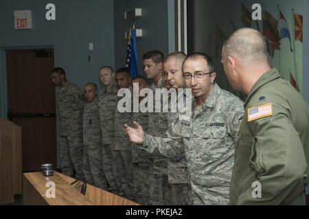 Master Sgt. Adam Fleischman, un manutentore assegnati per il 105° Gruppo Manutenzione, descrive il suo ruolo presso il 105° Airlift Wing davanti a un discorso di Col. Laurel "Buff" Burkel a Stewart Air National Guard Base, N.Y., e il Agosto 4, 2018. Burkel è stata evacuata dal punto di vista medico riportato negli Stati Uniti su un 105C-17 Globemaster III. Foto Stock