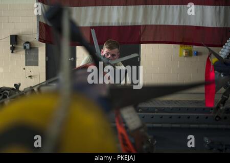 Senior Airman Robert Monaco, 23d Manutenzione aeromobili squadrone carico di armi membro di equipaggio, ispeziona un AIM Sidewinder missile durante un mensile Proficiency carico richiesto (MPRL), 7 agosto 2018, a Moody Air Force Base, Ga. La standardizzazione delle armi sezione assicura il carico di armi gli equipaggi sono pronti per il combattimento attraverso valutazioni costituito da MPRLs, semi-valutazioni annuali e flightline ispezioni. Foto Stock