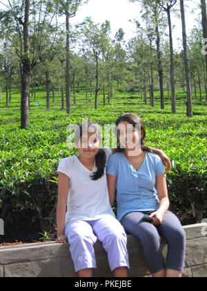 Due ragazze in vacanza a Coonoor, Tamilnadu, India, Asia Foto Stock