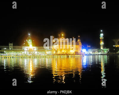 Vista esterna del tempio d'oro di Amritsar illuminata di notte, AMRITSAR PUNJAB, INDIA Foto Stock