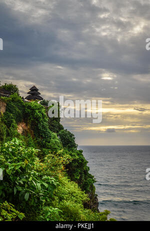 Pura Luhur Uluwatu temple, Bali, Indonesia. Un paesaggio fantastico - scogliera con il blu del cielo e del mare Foto Stock