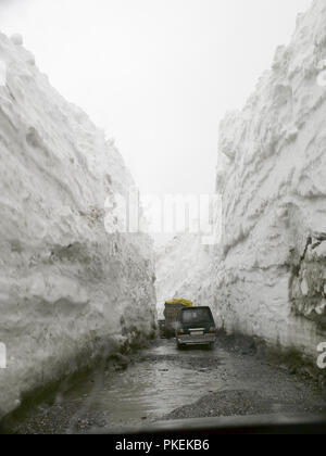 Taglio di strada attraverso il ghiacciaio, JOJHILA PASS, SRINAGAR A LEH AUTOSTRADA, Ladakh, Kashmir India, Asia Foto Stock