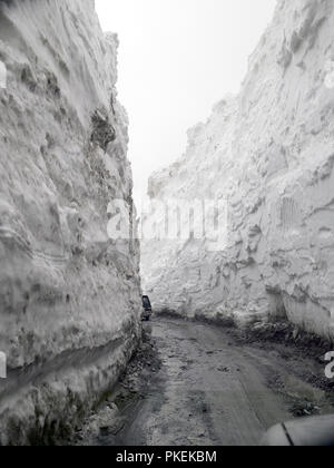 Taglio di strada attraverso il ghiacciaio, JOJHILA PASS, SRINAGAR A LEH AUTOSTRADA, Ladakh, Kashmir India, Asia Foto Stock