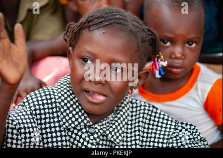 Mali, Africa - circa agosto 2009 - nero bambini africani guardando la fotocamera in un villaggio rurale vicino a Bamako. Foto Stock