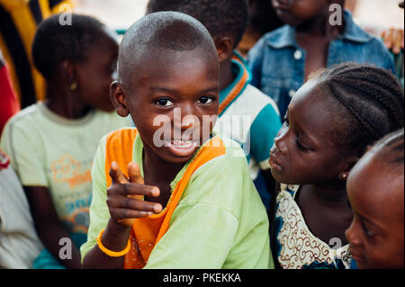 Mali, Africa - circa agosto 2009 - nero bambini africani guardando la fotocamera in un villaggio rurale vicino a Bamako. Foto Stock