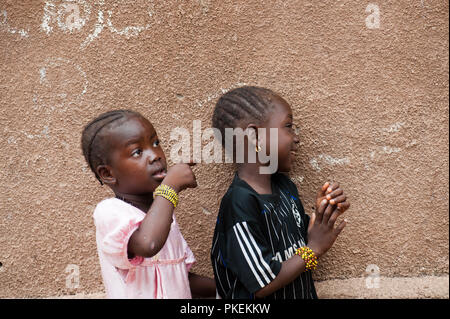 Mali, Africa - circa agosto 2009 - nero due suore africane avendo divertimento che vive in una zona rurale vicino a Bamako Foto Stock