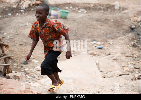 Mali, Africa - circa agosto 2009 - nero ragazzo africano a piedi felici di vivere in una zona rurale vicino a Bamako Foto Stock