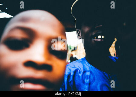 Mali, Africa - circa agosto 2009 - africano nero giovane ragazzo giocando felice con i paesi occidentali hat che vive in una zona rurale vicino a Bamako Foto Stock