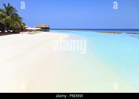 Isola maldiviana Resort e palme con l'Oceano Pacifico sullo sfondo Foto Stock