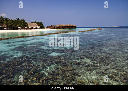 Pacific Ocean Reef e acque trasparenti in Maldive Resort Foto Stock