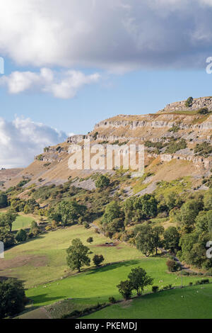Le scogliere calcaree della scarpata Eglwyseg sopra la Vale of Llangollen, Wales, Regno Unito Foto Stock