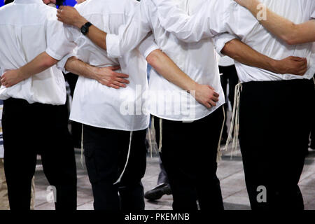 Gli uomini ebrei celebrano Simchat Torah Foto Stock