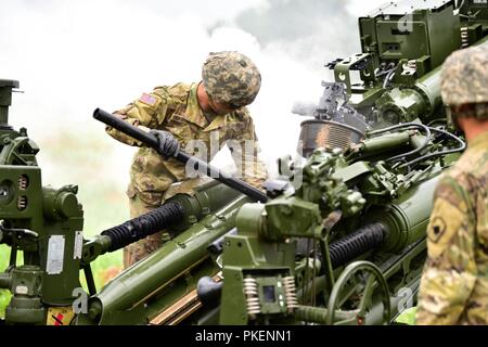 I soldati assegnati a Charlie batteria, 1° Battaglione, campo 206th reggimento di artiglieria, 39th della brigata di fanteria combattere la squadra, Arkansas Guardia nazionale, conduce a vivere formazione antincendio esercizio con il M777A2 trainato 155mm obici, 28 luglio 2018. Charlie batteria 'freddo Acciaio', è sede di Booneville, Arkansas. Questa è la prima volta che l'Arkansas Guardia Nazionale ha schierato le M777A2. Foto Stock