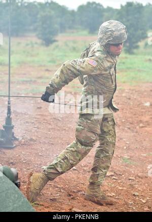 I soldati assegnati a Charlie batteria, 1° Battaglione, campo 206th reggimento di artiglieria, 39th della brigata di fanteria combattere la squadra, Arkansas Guardia nazionale, conduce a vivere formazione antincendio esercizio con il M777A2 trainato 155mm obici, 28 luglio 2018. Charlie batteria 'freddo Acciaio', è sede di Booneville, Arkansas. Questa è la prima volta che l'Arkansas Guardia Nazionale ha schierato le M777A2. Foto Stock