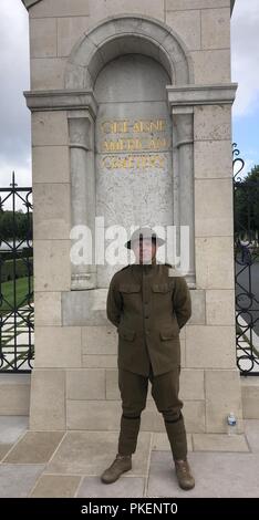 New York esercito nazionale del personale di guardia Sgt. Ronnie Swenson, un membro della 42a divisione di fanteria della seconda guerra mondiale una "pasta Boy" Color Guard, standsa presso il modo di entrata per l'Oise- Aisne Cimitero Americano in Seringes et Nesles, Francia come divisione di soldati pronti per una cerimonia 100 Anno di quanto la divisione con la partecipazione al Oise-Aisne campagna sulla luglio 28, 2018. Venticinque SOLDATI Dal quarantaduesimo divisione di fanteria erano in Francia da luglio 24-29 di prendere parte ad eventi di commemorazione della divisione di ruolo-- e il ruolo degli Stati Uniti Esercito-- nella guerra mondiale I. ( Stati Uniti Esercito nazionale Guard Foto Stock