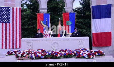 Una guardia di colore dal New York Army National Guard XLII della divisione di fanteria partecipa a una cerimonia di commemorazione del centenario della divisione xlii, ora un elemento della New York Army National Guard, nella campagna Oise-Asine presso OISE- Aisne Cimitero Americano in Seringes et Nesles, Francia il 28 luglio 2018. Venticinque SOLDATI Dal quarantaduesimo divisione di fanteria erano in Francia da luglio 24-29 di prendere parte ad eventi di commemorazione della divisione di ruolo-- e il ruolo degli Stati Uniti Esercito-- nella guerra mondiale I. ( Stati Uniti Esercito nazionale Guard Foto Stock