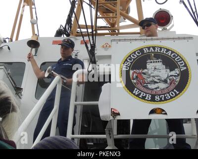 Un membro dell'equipaggio di Guardacoste Barracuda anelli della nave di bell come nomi di alcuni Humboldt Bay area nativi che morì durante la Guerra di Corea vengono lette durante una cerimonia a Eureka, California, 27 giugno 2018. Venerdì segnato 65 anni dopo la cessazione delle ostilità, che si è conclusa la guerra di Corea il 27 luglio 1953. L'accordo stabilito il coreano zona demilitarizzata e rispettare un cessate il fuoco e il rimpatrio dei prigionieri di guerra. Foto Stock