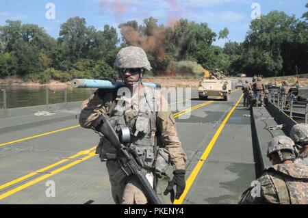 Un soldato dell'Ingegnere 420th brigata ingranaggio trasporta attraverso il fiume Arkansas in Fort Smith, Ark. come parte del fiume Assault 2018, 25 luglio 2018.L'esercizio ha riunito vari attivi e esercito della riserva e Marine Corps unità per una enclosure del fiume e la terra assalto esercizio. Foto Stock