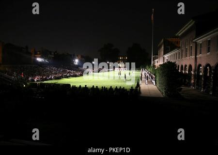 Marines con Marine Caserma Washington D.C. eseguire durante un il funzionario Staff-Noncommissioned venerdì sera Parade presso la caserma, luglio 30, 2018. L ospite d onore per la parata è stata Dan Smith, direttore, National Park Service e hosting ufficiale è stato Sgt. Il Mag. Ronald L. verde, il sergente maggiore dei Marine Corps.Durante la SNCO Venerdì sera Parade, SNCO assumendo le billette dei principali leader dell' marching posizione normalmente riempita da ufficiali e sottufficiali. Foto Stock