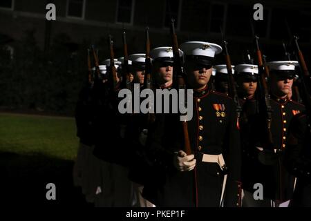 Marines con Marine Caserma Washington D.C. marzo off Parata deck durante il personale addetto Non-Commissioned venerdì sera Parade presso la caserma, 27 luglio 2018. L ospite d onore per la parata è stata Dan Smith, direttore, National Park Service e hosting ufficiale è stato Sgt. Il Mag. Ronald L. verde, sergente maggiore dei Marine Corps. Durante la SNCO Venerdì sera Parade, SNCO assumendo le billette dei principali leader dell' marching posizioni normalmente riempita da ufficiali e sottufficiali. Foto Stock