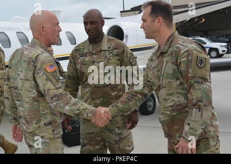 Stati Uniti La riserva di esercito Lt. Col. William Riley, commander, 325Intelligenza militare battaglione, saluta LTG Charles D. Luckey, Capo di esercito di riserva e comandante generale, U.S. La riserva di esercito di comando, durante la sua visita alla Task Force Ultimate, funzionamento freddo acciaio II, ospitato dalla U.S. Esercito degli affari civili e le operazioni psicologiche il comando (airborne), 25 luglio 2018 a base comuneGuire-Dix Mc-Lakehurst, N.J. Funzionamento a freddo è di acciaio negli Stati Uniti La riserva di esercito di equipaggio è servita la qualifica di armi ed esercizio di convalida per garantire America's Army unità di riserva e soldati sono addestrati e pronti per il deployment su brevi n Foto Stock