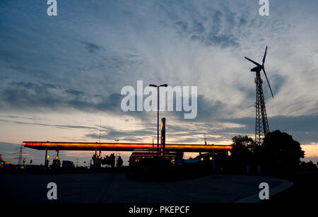 Un guscio stazione di carburante alimentato da una turbina eolica nei pressi di Aquisgrana (Germania, 07/09/2009) Foto Stock