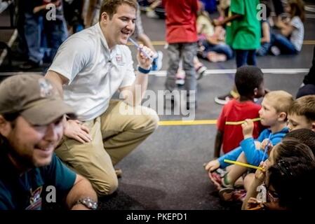 Esercito degli Stati Uniti Corpo degli Ingegneri, Estremo Oriente District dipendenti Ross Moore (sinistra) e Phillip Abbott (destra) volontario durante una Scienza, Tecnologia, Ingegneria e Matematica (gambo) evento tenutosi a Camp Humphreys, 2017. ( Foto Stock
