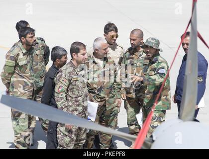 KABUL, Afghanistan (25 luglio 2018) -- 2 Lt. Shir, Afghan Air Force A-29 manutentore, spiega il processo globale di fissaggio di un A-29 Luglio 22, 2018, Kabul Air Wing, Afghanistan. Gli studenti hanno avuto la possibilità di mettere in pratica le manovre di sicurezza e imparare la lingua inglese le frasi utili per comunicare la sicurezza di arma. Foto Stock