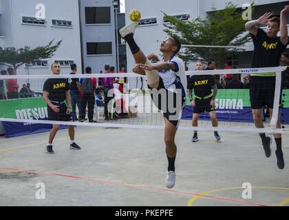 Un soldato con il quindicesimo Royal Reggimento Malay, calci una palla di rattan, in una partita amichevole, durante l'esercizio Keris sciopero, luglio 29, 2018, il Camp Senawang, Malaysia. Malese e soldati degli Stati Uniti ha giocato insieme per un combinato di addestramento fisico sessione tra le due forze armate. Foto Stock