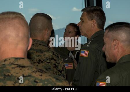 Stati Uniti Navy Adm. Philip S. Davidson, centro-destra, comandante della U.S. Indo-pacifico comando, e altri alti funzionari della classifica della marina degli Stati Uniti e Marine Corps leadership tour Marine Corps Air Station Iwakuni, Giappone, 31 luglio 2018. I leader hanno visitato la stazione di aria durante una visita in loco al fine di vedere le capacità degli ICM Iwakuni e i comandi del locatario. Foto Stock