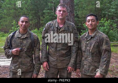 Il personale Sgt. Miguel Matias, SPC. Edgar Cortes e SPC. Aaron Tolson, paracadutisti assegnato al 3° Brigata Team di combattimento, ottantaduesima Airborne Division, hanno gareggiato nel miglior Medic concorrenza a Fort Bragg, N.C., luglio 25-26th, 2018. Foto Stock