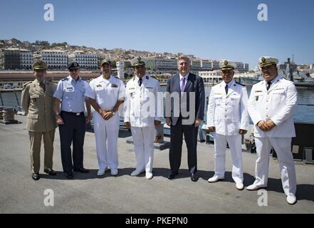 Algeria (29 luglio 2018) della Cmdr. Tyson giovani, comandante della Arleigh Burke-class guidato-missile destroyer USS Carney (DDG 64) e John Desrocher, ambasciatore degli Stati Uniti in Algeria, posano per una foto con i membri del militare algerino durante la nave la visita ad Algeri, Algeria, luglio 29, 2018. Carney, distribuita a Rota, Spagna, è il suo quinto patrol NEGLI STATI UNITI Sesta flotta area di operazioni a sostegno degli enti regionali alleati e partner come pure stati uniti gli interessi di sicurezza nazionali in Europa e in Africa. Foto Stock