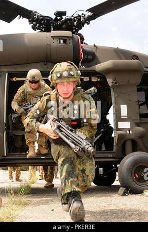 Stati Uniti I soldati assegnati al 3° Stormo, 2° reggimento di cavalleria uscire un esercito della Georgia la Guardia Nazionale UH-60 Blackhawk elicottero durante air assault missione pratica con forze armate tedesche 39th Panzergrenadierbataillon soldati durante il nobile Partner presso Vaziani striscia aria, Georgia, luglio 30, 2018. Partner di nobile 2018 è una residenza georgiana delle Forze Armate e DEGLI STATI UNITI Esercito cooperativamente Europa-led evento migliorando la disponibilità e l' interoperabilità della Georgia, USA e nazioni partecipanti. Foto Stock