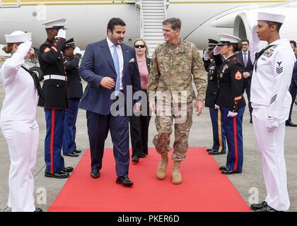 MacDill AFB, Fla. - STATI UNITI Esercito gen. Giuseppe Votel, commander, U.S. Comando centrale, accoglie la Sua Altezza Reale il Principe Khalid Bin Salman, Ambasciatore del Regno di Arabia Saudita, Stati Uniti, a MacDill Air Force Base, 31 luglio 2018. I due leader hanno discusso la sicurezza reciproca preoccupazioni nel USCENTCOM area di responsabilità. Foto Stock