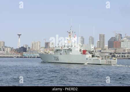 L'equipaggio della HMCS Yellowknife (MM 706), un Royal Canadian Navy difesa costiera nave, avvolge il 69Seafair annuale parata di navi come membri di equipaggio rendere onora come passano la città di Seattle, 31 luglio 2018. La parata incluse anche gli equipaggi a bordo della USS Momsen (DDG 92) e USS Somerset (LPD 25), USCGC Mellon (WHEC 717) e HMCS Whitehorse. Stati Uniti Coast Guard Foto Stock