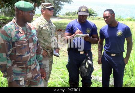 Il personale Sgt. Jose J. Palacios, con il Florida Guardia Nazionale C-ERFP, funziona con agenzia locale per il personale di opportune tecniche di ispezione per il controllo di edifici prima di entrare per le operazioni di soccorso. Membri del FLNG C-ERFP stanno sostenendo il membro del programma di partnership di formazione locale di emergenza agenzie di risposta sulla ricerca e le operazioni di estrazione in Saint Kitts e Nevis, Luglio 27 2018. Foto Stock