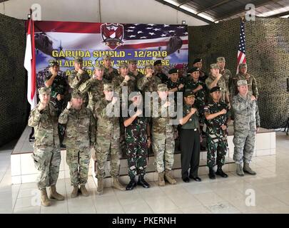 Garuda Shield è un regolarmente pianificate, bilaterali esercizio sponsorizzato da U.S. Pacifico esercito e ospitato annualmente dall'Tentara Nasional Indonesia (TNI - Forze Armate Indonesiane). Quest anno segna il dodicesimo iterazione di questo continuo sforzo per promuovere la pace regionale e la sicurezza. Foto Stock