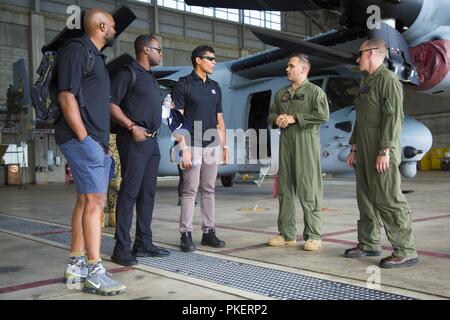 MARINE CORPS AIR STATION FUTENMA, Okinawa, Giappone - Pensionati NFL giocatori parlare di MV-22B Osprey piloti circa il loro lavoro Luglio 25 durante la NFL omaggio per iniziativa del servizio in Marine Corps Air Station Futenma, Okinawa, in Giappone. L'incontro e saluto ammessi Marines l opportunità di incontrare i giocatori provenienti da alcuni dei loro brani preferiti squadre NFL. Donnie Edwards, Tony Richardson e Amani Toomer incontrato Marines e appreso ciò che un giorno nella vita di Marines su ICM Futenma è simile. Foto Stock