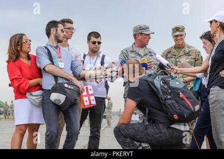 United States Air Force gen. Giuseppe Lengyel, capo della Guardia Nazionale Bureau e il Mag. Gen. Giovanni Gronski, vice comandante generale per esercito Guardia Nazionale e deliberando il vice comandante generale, U.S. Esercito Europa, parlare con i media locali ed internazionali prese nel corso di una conferenza stampa al termine della nobile 18 Partner alla cerimonia di apertura per le Vaziani Airfield, Georgia, 1 Agosto, 2018. Partner di nobile 2018 è una residenza georgiana delle Forze Armate e DEGLI STATI UNITI Esercito Europa cooperativamente led di esercizio nella sua quarta iterazione. L'esercizio è destinato a sostenere e a migliorare la disponibilità e l'interoperabilità o Foto Stock