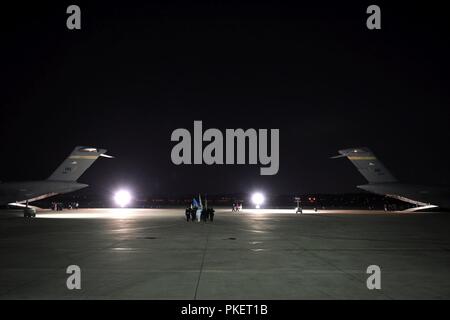 I membri delle Nazioni Unite il comando Guardia d'onore spostare dignitosa casi di trasferimento da una C-17 Globemaster III in un altro durante una cerimonia di rimpatrio a Osan Air Base, Repubblica di Corea, e il Agosto 1, 2018. Il percorso UNC rimpatriati 55 casi di resti dalla Repubblica Popolare Democratica di Corea. Foto Stock