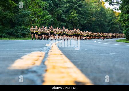 Stati Uniti Accademia militare di Classe 2021 corre torna a USMA da Camp Buckner come finiscono le loro sei settimane di Cadet la formazione sul campo, 29 luglio 2018. Foto Stock