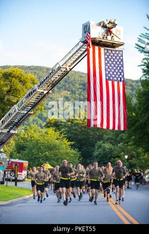 Stati Uniti Accademia militare di Classe 2021 corre torna a USMA da Camp Buckner come finiscono le loro sei settimane di Cadet la formazione sul campo, 29 luglio 2018. Foto Stock