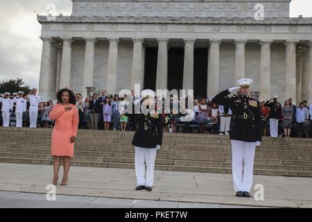 Da sinistra, Dana bianco, assistente del Segretario della Difesa per gli affari pubblici, Briga. Gen. William Seely III, direttore dell Ufficio di Marine Corps Comunicazioni e Col. Don Tomich, comandante, caserma marini di Washington D.C., rendere onori per "onorificenze" durante un martedì tramonto Parade presso il Lincoln Memorial, Washington D.C., 31 luglio 2018. Il bianco era l ospite d onore per la parata e Briga. Gen Seely III era l'ufficiale di hosting. Foto Stock