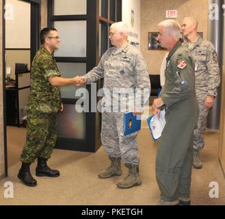 Il Mag. Brad Verheyen, Royal Canadian Air Force, accoglie Lt. Gen. L. Scott Riso, Direttore, Air National Guard e Chief Master Sgt. Ronald Anderson, capo del Comando, Air National Guard per EADS canadese sede di distacco su 1 Agosto. Gen. di riso e Chief Anderson ha ricevuto una missione breve e tre ore di tour di EADS strutture. Foto Stock