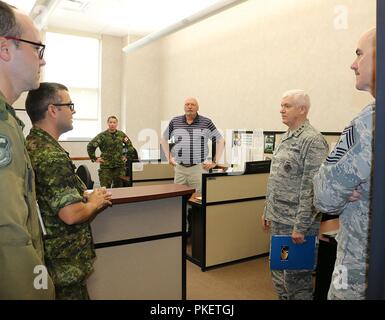 Il Mag. Brad Verheyen, Royal Canadian Air Force, mutandine Lt. Gen. L. Scott Riso, Direttore, Air National Guard e Chief Master Sgt. Ronald Anderson, capo del Comando, Air National Guard su EADS Canadian distacco ed esercitare le operazioni durante un 1 Agosto visita. Gen. di riso e Chief Anderson ha ricevuto una missione breve e tre ore di tour di EADS strutture. Foto Stock