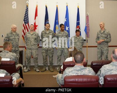 Lt. Gen. L. Scott Riso, Direttore, Air National Guard, a sinistra e il comando Master Chief Sgt. Ronald Anderson, capo del Comando, Air National Guard coniato quattro New York aria guardie nazionali per prestazioni eccezionali durante la loro visita di EADS il 1 agosto. I quattro aviatori, da sinistra a destra, sono state: personale. Sgt. Adam Scott, Staff Sgt. Matteo Musumeci, Staff Sgt. Carl Williams e Tech. Sgt. Nicholas Tharrett. Foto Stock