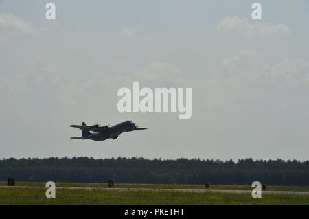 Un U.S. Air Force C-130J Super Hercules assegnato al 86º Airlift Wing decolla da Powidz Air Base, Polonia, 31 luglio 2018. Circa 100 aviatori e tre aerei sono arrivati in Polonia per condurre corsi di formazione bilaterali esercita con il polacco della Air Force. Foto Stock