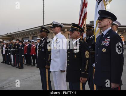 Direttore Senior leader arruolato partecipare ad una cerimonia di rimpatrio a Osan Air Base, Repubblica di Corea, e il Agosto 1, 2018. Gen. Vincenzo K. Brooks, UNC commander, ha ospitato una cerimonia di rimpatrio per onorare il ritorno di 55 casi di resti dalla Repubblica Popolare Democratica di Corea. Foto Stock