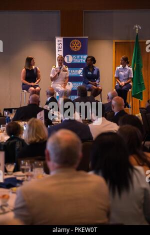 SEATTLE (Agosto 1, 2018) da sinistra a destra, Whitney Mason, U.S. Navy Lt. La Cmdr. Laura Gallassero, Dianka lineare e U.S. Air Force Capt. Amanda Robillard, servire come le donne nella direzione del pannello elementi di discussione durante una Seattle Rotary Club pranzo presso Seattle Bell Harbor Conference Center come parte del 69Seafair annuale Settimana della flotta. Seafair Settimana della flotta è una celebrazione annuale del mare servizi in cui i marinai, Marines e Guardia Costiera di membri da visitare U.S. La marina e la Guardia costiera navi e navi da Canada rendono la città una porta di chiamata. Foto Stock